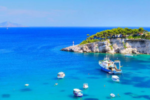 Île d'Alonnisos dans l'archipel des Sporades : panorama d'une crique aux eaux transparentes