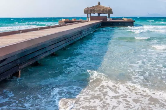 Cesme : ponton sur la plage