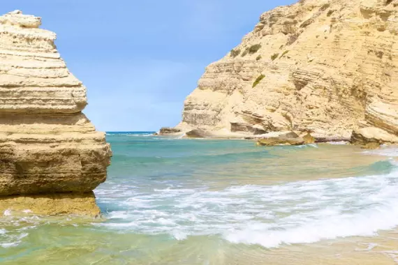 Eaux transparentes et sable fin d'une plage de l'île de Kos