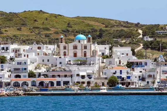 Île de Lipsi : vue, depuis la mer, d'une ville aux maisons blanches grecques typiques