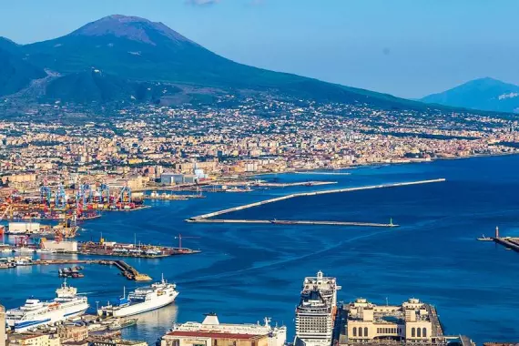 Naples : vue sur le Golfe avec en arrière plan le Vésuve