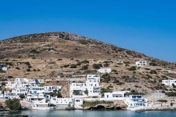 Vue sur la ville de Sikinos depuis la côte en face