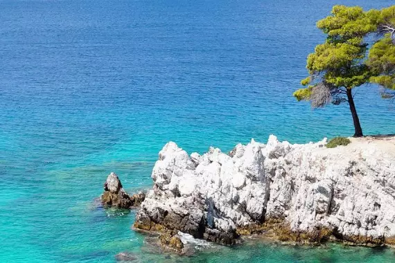 Panorama sur la mer de l'île de Skopelos dans l'archipel des Sporades