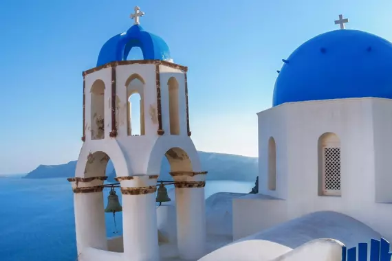 Vue des bâtiments typiques de Santorin dans les Cyclades